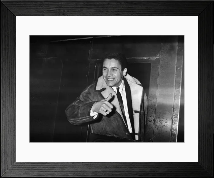 Framed Print : Mike Trebilcock of Plymouth Argyle arrives at Lime Street Station, Liverpool