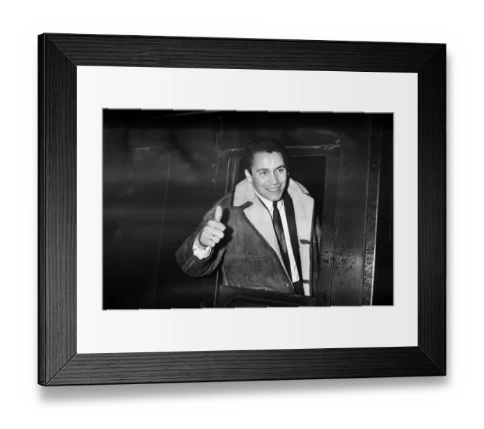 Framed Print : Mike Trebilcock of Plymouth Argyle arrives at Lime Street Station, Liverpool