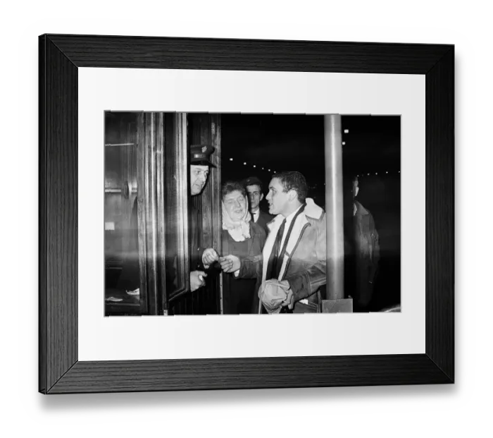 Framed Print : Mike Trebilcock of Plymouth Argyle arrives at Lime Street Station, Liverpool