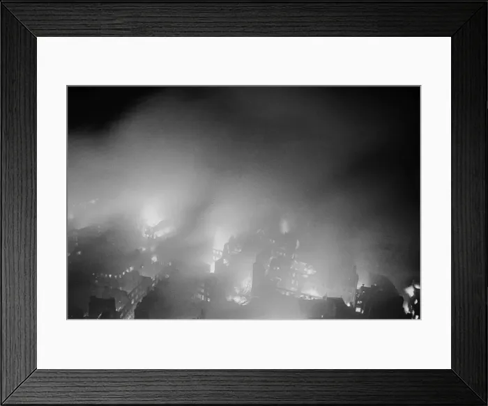 Framed Print : The City of London ablaze seen from the roof of the Northern facade of St Paul Framed Print : The City of London ablaze seen from the roof of the Northern facade of St Paul