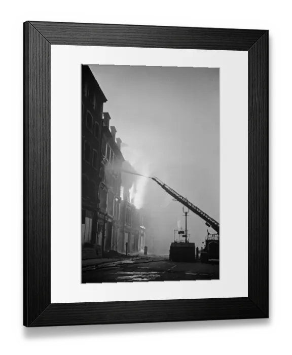 Framed Print : A turntable ladder of the London Fire Brigade tackles fires on Aldersgate Street Framed Print : A turntable ladder of the London Fire Brigade tackles fires on Aldersgate Street