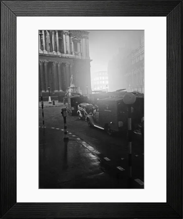 Framed Print : Auxiliary fire engines and pumps outside St Pauls Cathedral, London