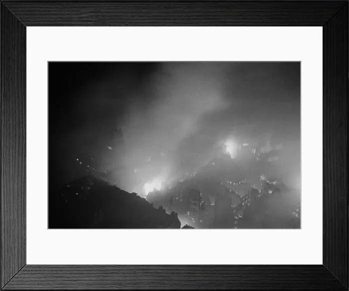 Framed Print : The City of London ablaze seen from the roof of the Northern facade of St Paul