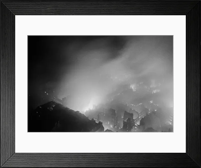 Framed Print : The City of London ablaze seen from the roof of the Northern facade of St Paul Framed Print : The City of London ablaze seen from the roof of the Northern facade of St Paul