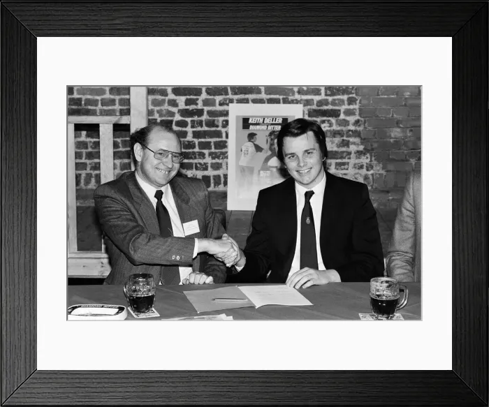 Framed Print : World Darts Champion Keith Deller signs a new contract with Double Diamond Framed Print : World Darts Champion Keith Deller signs a new contract with Double Diamond