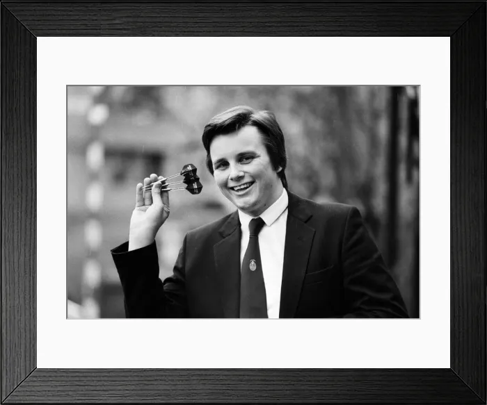 Framed Print : World Darts Champion Keith Deller signs a new contract with Double Diamond Framed Print : World Darts Champion Keith Deller signs a new contract with Double Diamond
