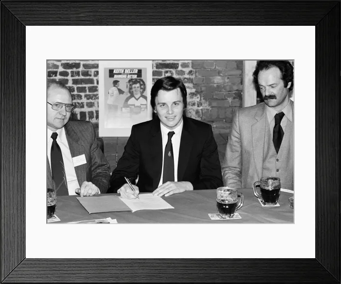 Framed Print : World Darts Champion Keith Deller signs a new contract with Double Diamond Framed Print : World Darts Champion Keith Deller signs a new contract with Double Diamond
