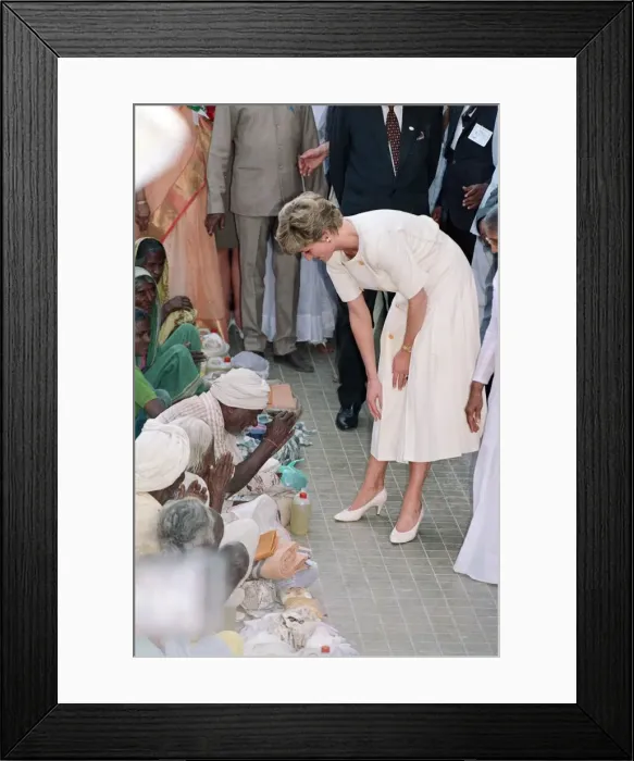 Framed Print : Princess Diana visiting Mianpur Old Age Welfare Centre in Hyderabad, India