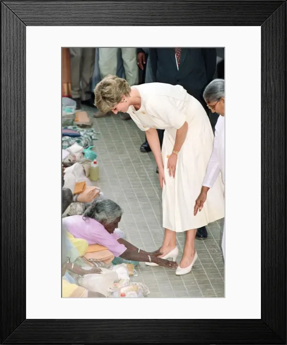 Framed Print : Princess Diana visiting Mianpur Old Age Welfare Centre in Hyderabad, India Framed Print : Princess Diana visiting Mianpur Old Age Welfare Centre in Hyderabad, India