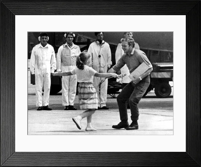 Framed Print : A FATHER IS REUNITED WITH HIS DAUGHTER AFTER RETURNING FROM THE FALKLANDS WAR - 1982