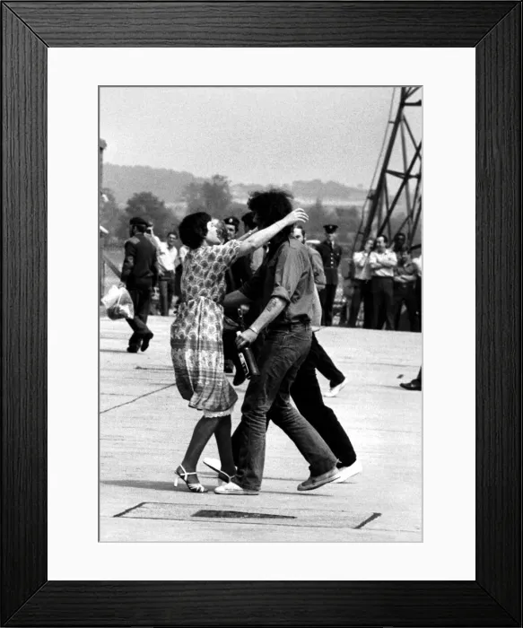 Framed Print : RETURNING SERVICEMAN IS REUNITED WITH LOVED ONE AT BRIZE NORTON AFTER THE FALKLANDS WAR