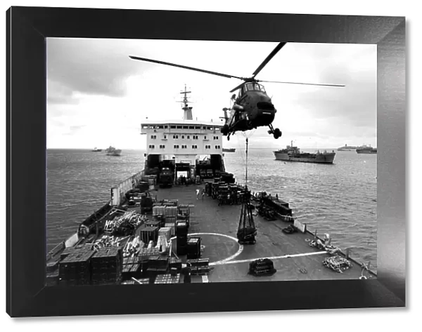 HELICOPTER LIFTING SUPPLIES FROM DECK OF SHIP DURING THE FALKLANDS WAR 1982