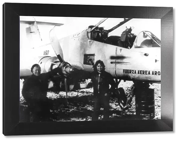 SMILING FALKLAND ISLANDERS WITH A DAMAGED ARGENTINE FMA IA PUCARA GROUND ATTACK AIRCRAFT