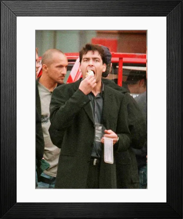 Framed Print : CHARLIE SHEEN FILMING IN GLASGOW CITY CENTRE JULY 1997 HAVING A SNACK Framed Print : CHARLIE SHEEN FILMING IN GLASGOW CITY CENTRE JULY 1997 HAVING A SNACK