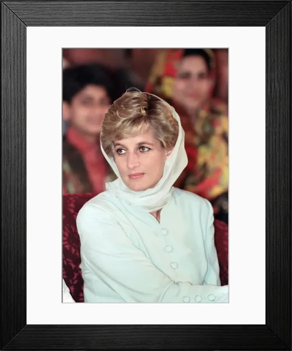 Framed Print : Diana, Princess of Wales, pictured during a visit to the Shaukat Khanum Memorial Hospital Framed Print : Diana, Princess of Wales, pictured during a visit to the Shaukat Khanum Memorial Hospital