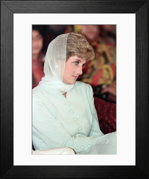 Framed Print : Diana, Princess of Wales, pictured during a visit to the Shaukat Khanum Memorial Hospital Framed Print : Diana, Princess of Wales, pictured during a visit to the Shaukat Khanum Memorial Hospital