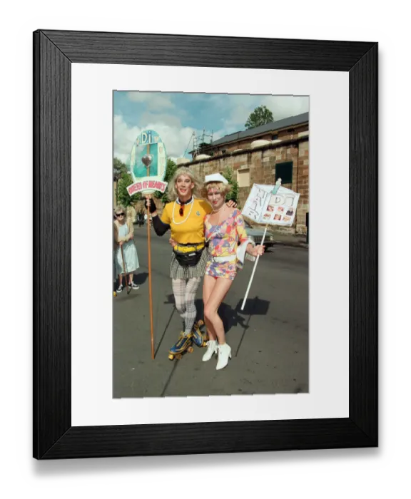 Framed Print : Scenes as Diana, Princess of Wales arrives at the The Sacred Heart Hospice in Sydney Framed Print : Scenes as Diana, Princess of Wales arrives at the The Sacred Heart Hospice in Sydney