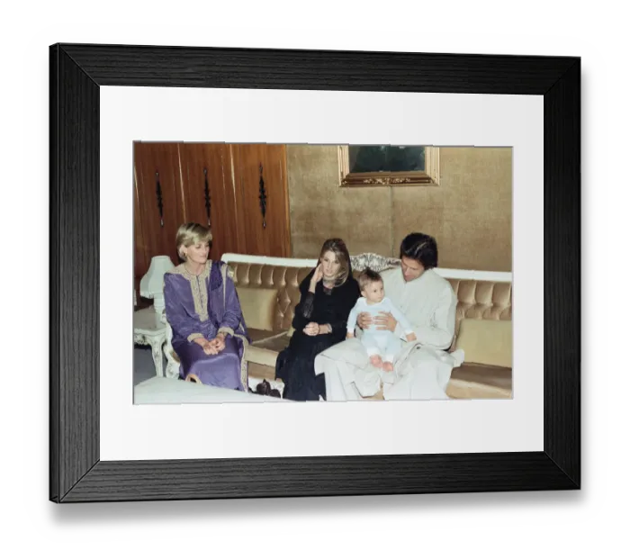 Framed Print : Princess Diana with Imran and Jemima Khan in Lahore, Pakistan. 23th May 1997 Framed Print : Princess Diana with Imran and Jemima Khan in Lahore, Pakistan. 23th May 1997