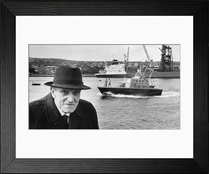 Framed Print : 87 year old William Prethero, a former RNLI member, pictured at Barry as the new Arun Framed Print : 87 year old William Prethero, a former RNLI member, pictured at Barry as the new Arun