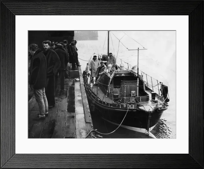 Framed Print : The Barry lifeboat, the RNLB Rachel and Mary Evans, arrives back at Barry harbour after Framed Print : The Barry lifeboat, the RNLB Rachel and Mary Evans, arrives back at Barry harbour after