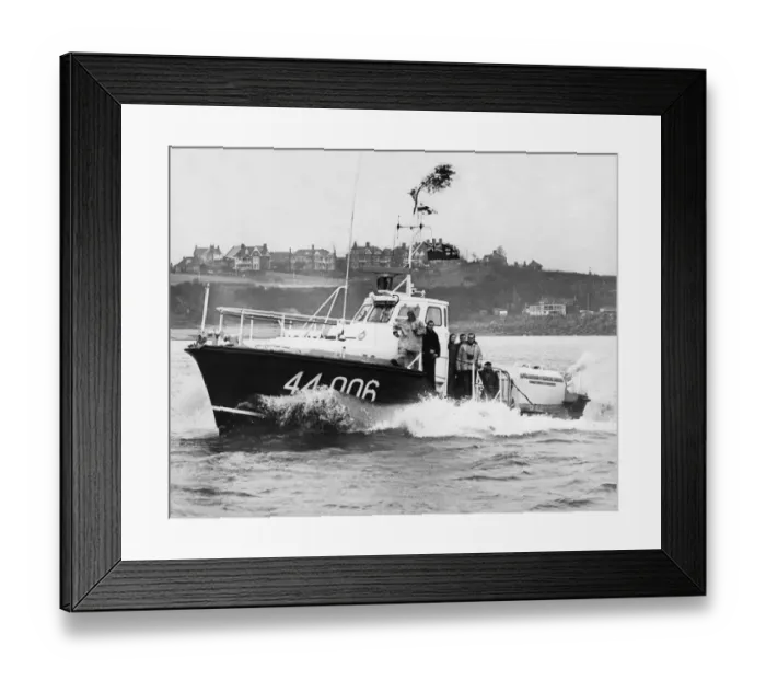 Framed Print : The Barry lifeboat speeds away from Barry docks on its annual trip to take Christmas food Framed Print : The Barry lifeboat speeds away from Barry docks on its annual trip to take Christmas food