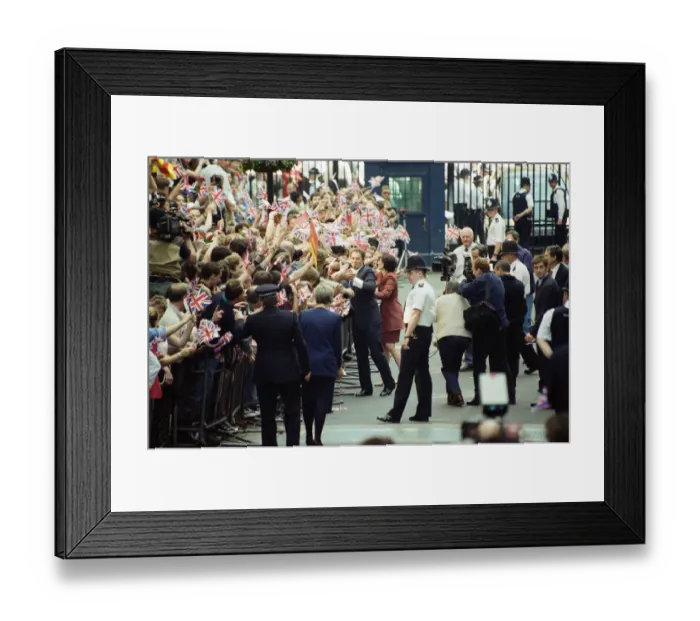Framed Print : New Prime Minister Tony Blair outside 10 Downing Street after the Labour Party had won Framed Print : New Prime Minister Tony Blair outside 10 Downing Street after the Labour Party had won