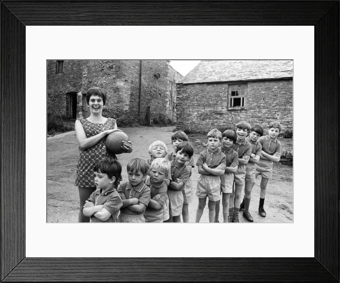 Framed Print : Mrs Elizabeth Ann Holmes (25) mother to eleven boys aged 12 years Framed Print : Mrs Elizabeth Ann Holmes (25) mother to eleven boys aged 12 years