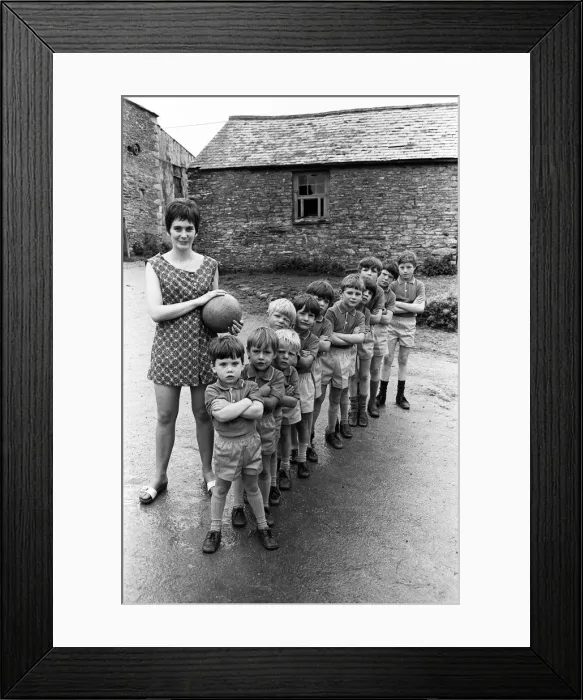 Framed Print : Mrs Elizabeth Ann Holmes (25) mother to eleven boys aged 12 years