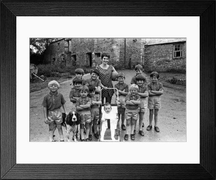 Framed Print : Mrs Elizabeth Ann Holmes (25) mother to eleven boys aged 12 years