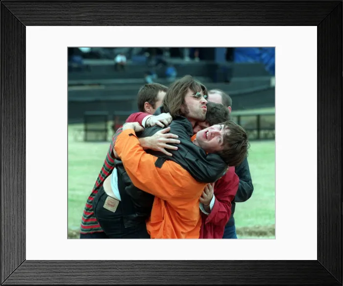 Framed Print : OASIS EMBRACE AT KNEBWORTH - HOLLINGSBEE 09 / 08 / 1996 Framed Print : OASIS EMBRACE AT KNEBWORTH - HOLLINGSBEE 09 / 08 / 1996