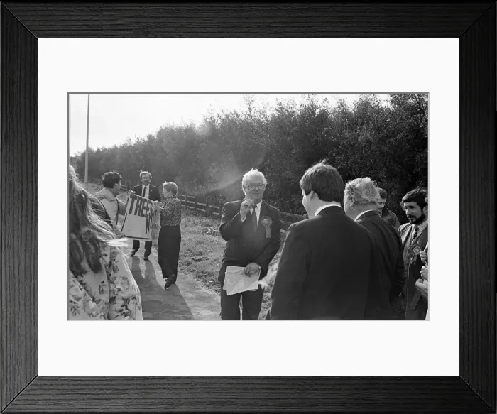 Framed Print : Chris Patten, Environment Minister visits Switch Island, site of new proposed blue route Framed Print : Chris Patten, Environment Minister visits Switch Island, site of new proposed blue route