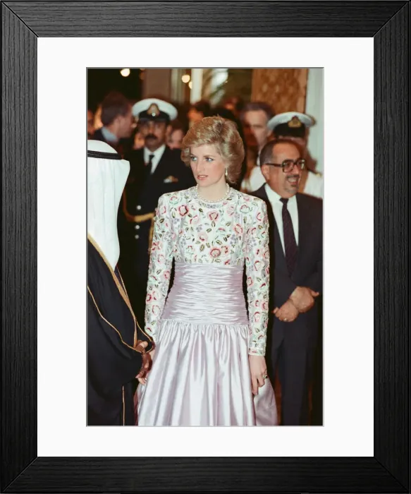 Framed Print : Princess Diana attends a dinner at Al Shaab Palace given by the Crown Prince Framed Print : Princess Diana attends a dinner at Al Shaab Palace given by the Crown Prince