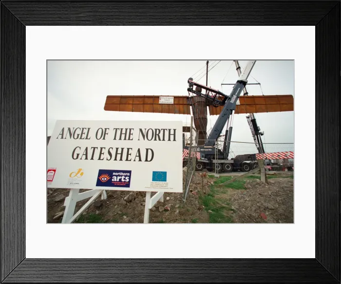 Framed Print : The Angel of the North is erected in Gateshead by staff from Hartlepool Fabrications