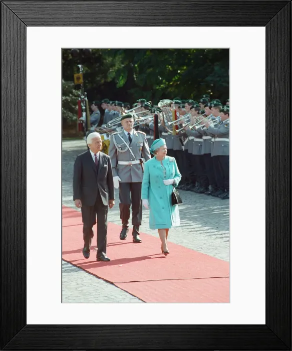 Framed Print : Queen Elizabeth II during her state visit to Germany. Pictured with the President of Framed Print : Queen Elizabeth II during her state visit to Germany. Pictured with the President of