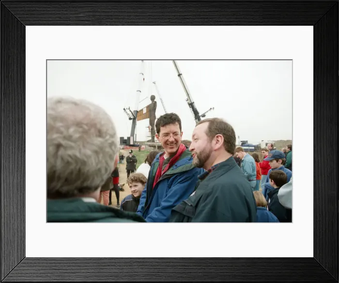 Framed Print : The Angel of the North is erected in Gateshead by staff from Hartlepool Fabrications