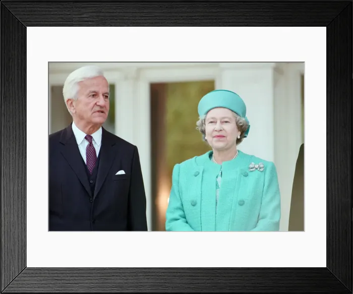 Framed Print : Queen Elizabeth II during her state visit to Germany. Pictured with the President of Framed Print : Queen Elizabeth II during her state visit to Germany. Pictured with the President of