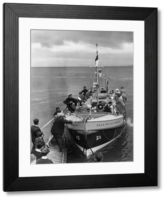 Framed Print : Invited guests being brought being given a trip around the bay on the Llandudno lifeboat