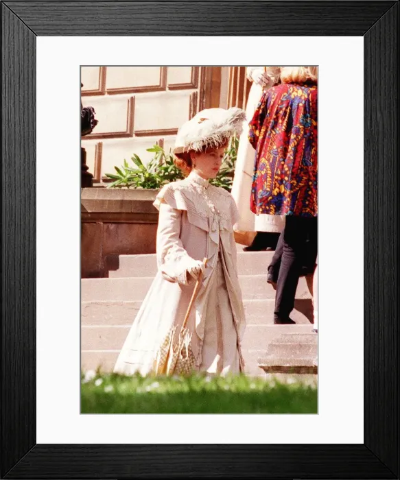 Framed Print : Gillian Anderson filming in Glasgow actress filming new film House of Mirth in