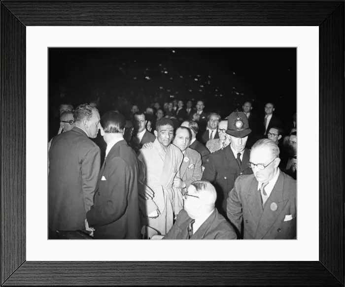 Framed Print : Randolph Turpin v Sugar Ray Robinson fight at Earls Court Framed Print : Randolph Turpin v Sugar Ray Robinson fight at Earls Court
