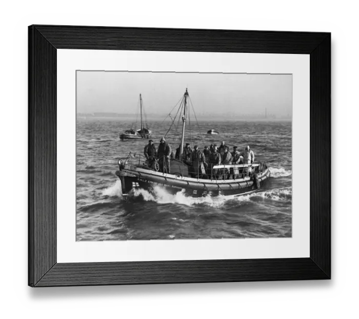 Framed Print : The motor lifeboat Edmund and Mary Robinson, the new £6 Framed Print : The motor lifeboat Edmund and Mary Robinson, the new £6
