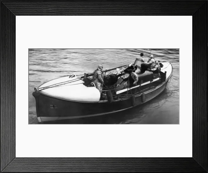Framed Print : The Cullercoats lifeboat returns to the Tyne after a call out