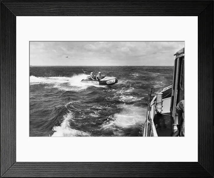 Framed Print : A Blyth Inshore D Class lifeboat (serial number D 210) heads towards the Blyth shore