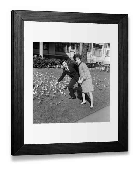 Framed Print : Helen Shapiro and Cliff Richard in the Embankment Gardens before going to the Variety Framed Print : Helen Shapiro and Cliff Richard in the Embankment Gardens before going to the Variety