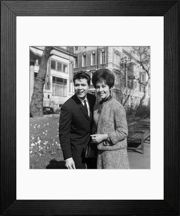 Framed Print : Helen Shapiro and Cliff Richard in the Embankment Gardens before going to the Variety Framed Print : Helen Shapiro and Cliff Richard in the Embankment Gardens before going to the Variety