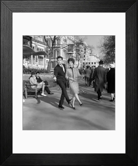 Framed Print : Helen Shapiro and Cliff Richard in the Embankment Gardens before going to the Variety