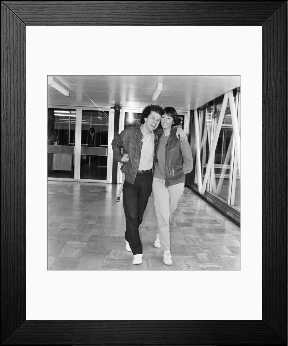 Framed Print : Leo Sayer and his wife Jan at LAP to fly to Los Angeles. 3rd June 1983 Framed Print : Leo Sayer and his wife Jan at LAP to fly to Los Angeles. 3rd June 1983