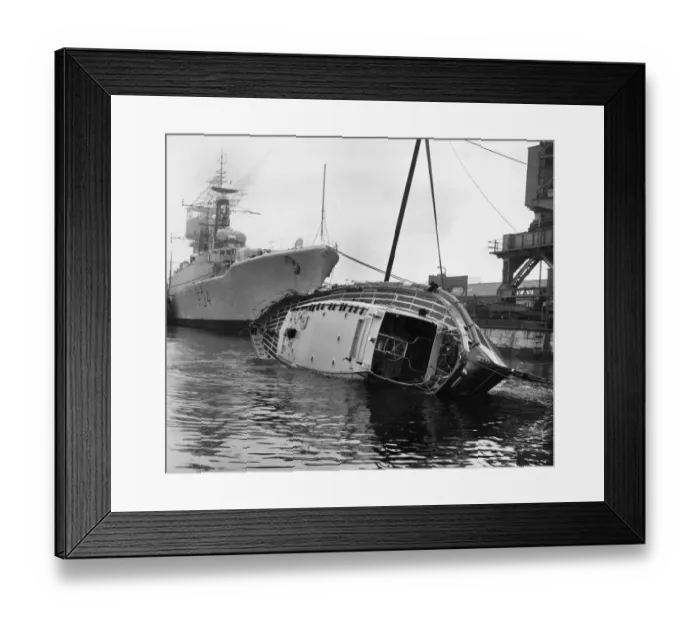 Framed Print : Exercises by the Great Yarmouth lifeboat The Earl and Countess of Howe at Porstmouth