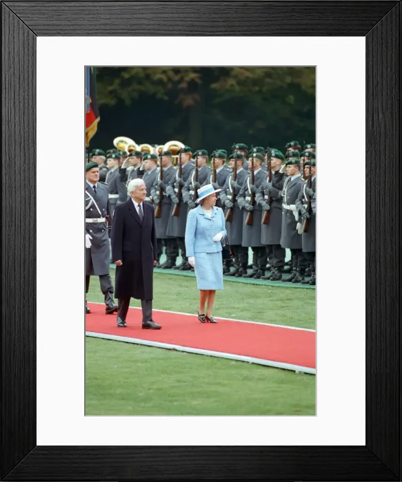 Framed Print : Queen Elizabeth II during her state visit to Germany. Pictured with the President of Framed Print : Queen Elizabeth II during her state visit to Germany. Pictured with the President of