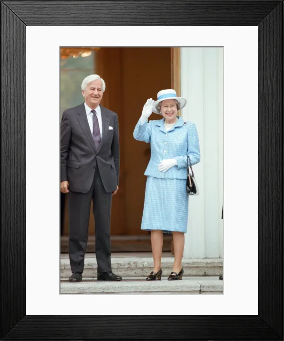 Framed Print : Queen Elizabeth II during her state visit to Germany. Pictured with the President of Framed Print : Queen Elizabeth II during her state visit to Germany. Pictured with the President of