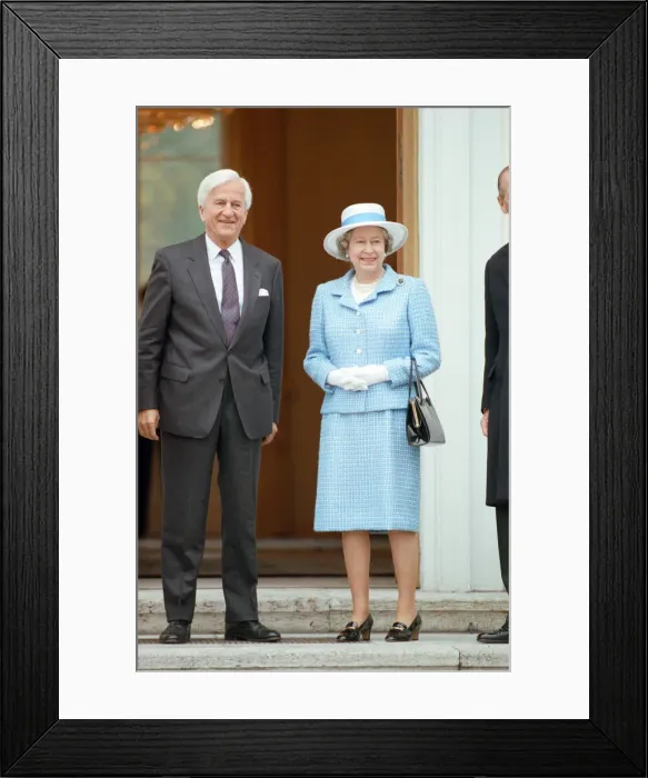 Framed Print : Queen Elizabeth II during her state visit to Germany. Pictured with the President of